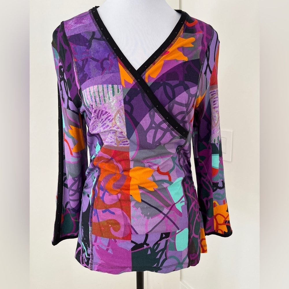 DOLCEZZA Simply Art Pullover Top 3/4 Sleeve V Neck Front Studs Artsy Colourful